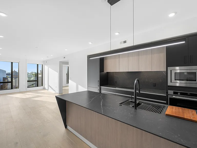 UNIT X08 - 820 SF
ONE BEDROOM + DEN