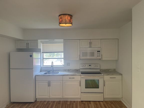 2nd image of 915 NE 16th Ter #5