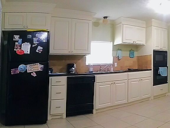 Granite countertops w/tile backsplash