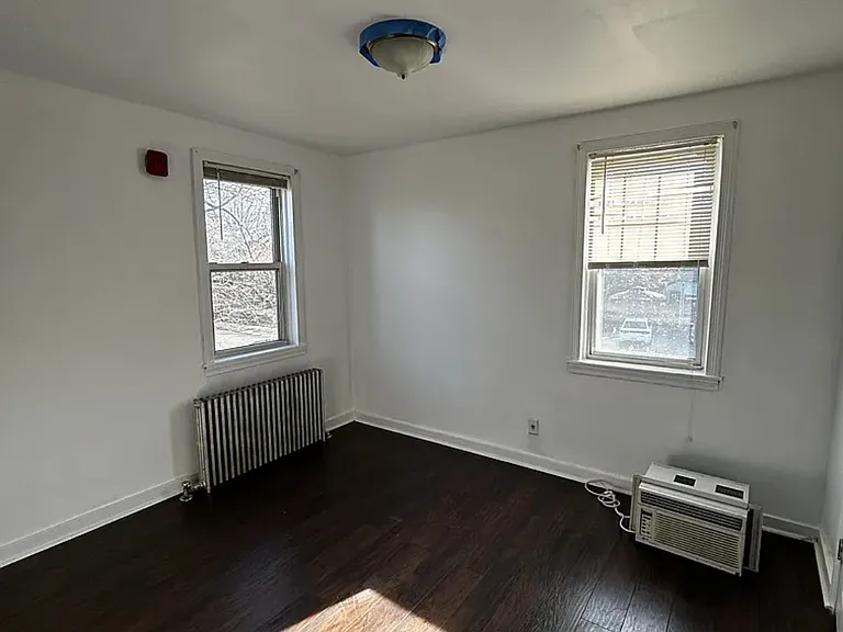715 Broadway #B — Photo 2