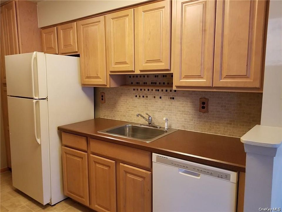 1st image of 11 Oxford Dr APT 22