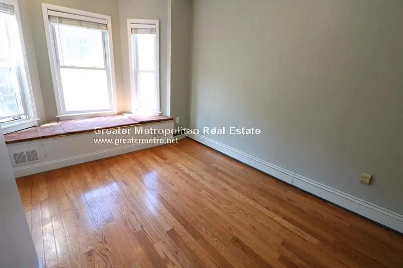 Building Photo - 594 E 4th St #2