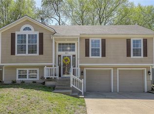 921 E 126th Ter, Olathe, KS 66061