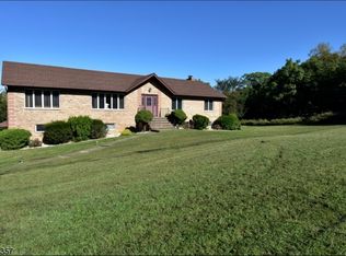 3 Dey Hill Trl, Totowa, NJ 07512