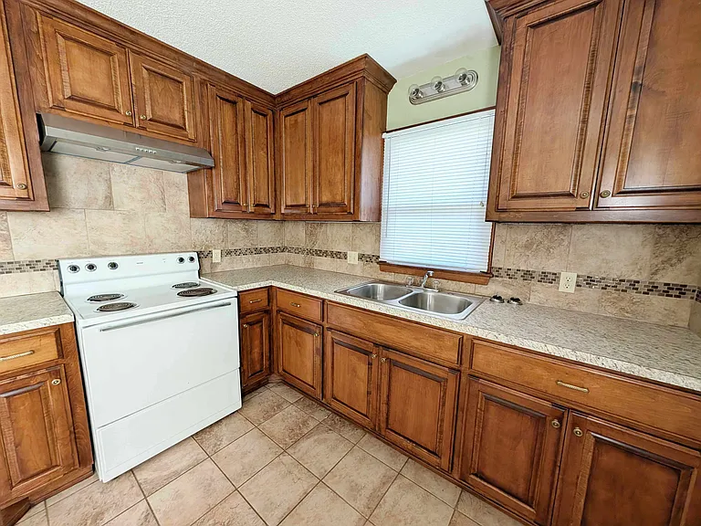 5600 S Rockwood Ave — Photo 6