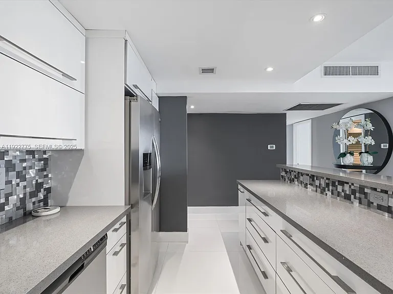 19370 E Collins Ave #627 — Photo 7