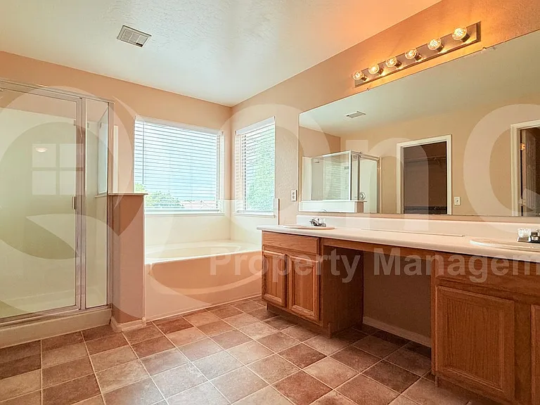 6022 N Florence Ave — Photo 2