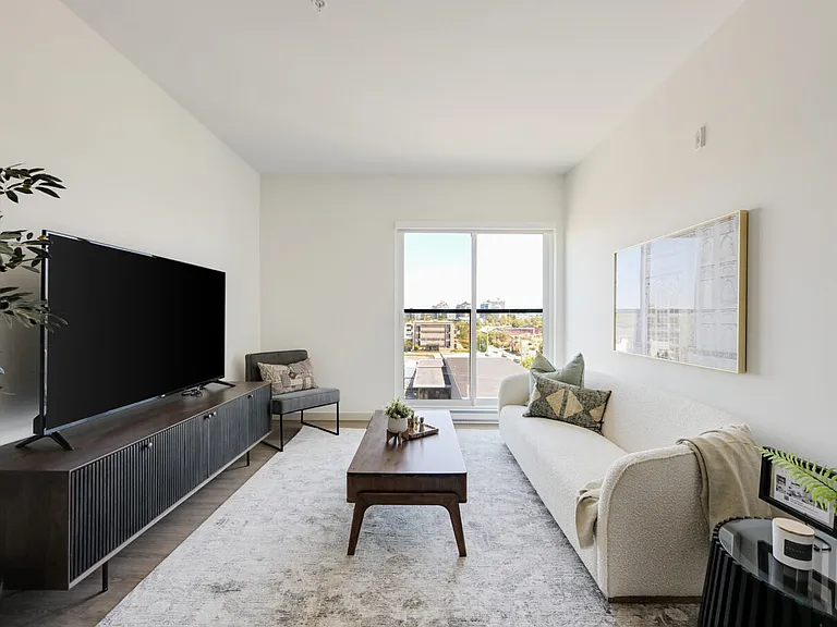 480 Esquimalt Rd — Photo 10