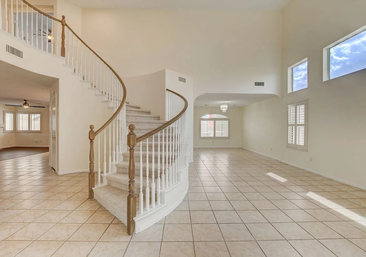 Beautifully Renovated 4BR with Pool & Spa | Mountain Views — Photo 4
