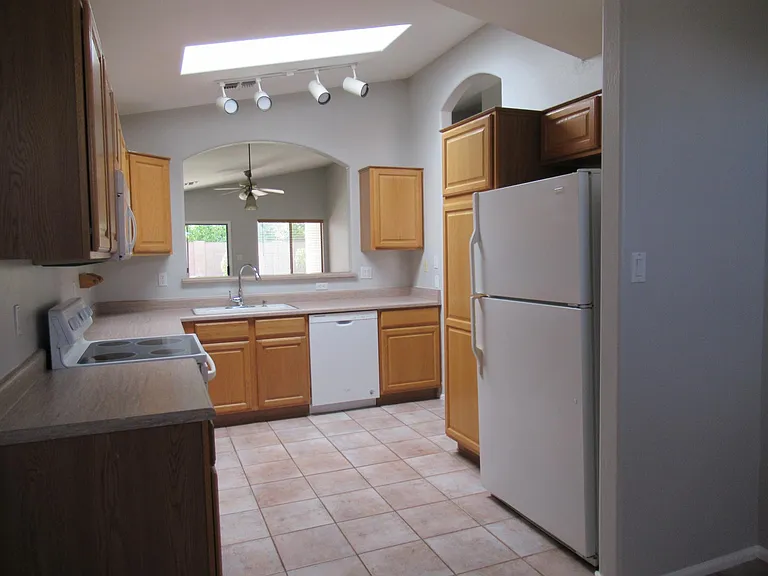 529 E Cantebria Dr — Photo 3