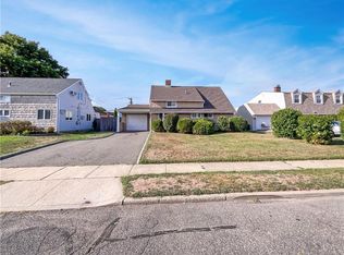 40 Lantern Rd, Hicksville, NY 11801