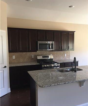 5th image of 211 Calumet Ct #75