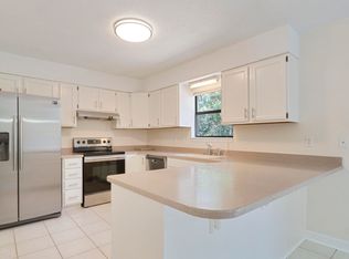 302 Wildwood St, Mary Esther, FL 32569