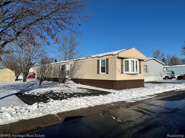 326 Emerald Cir S, Whitmore Lake, MI 48189