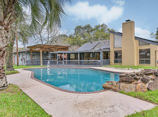 910 Evergreen Dr, Friendswood, TX 77546