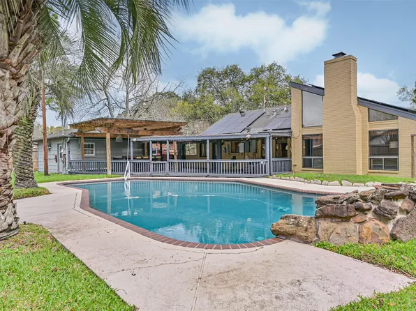 910 Evergreen Dr, Friendswood, TX 77546