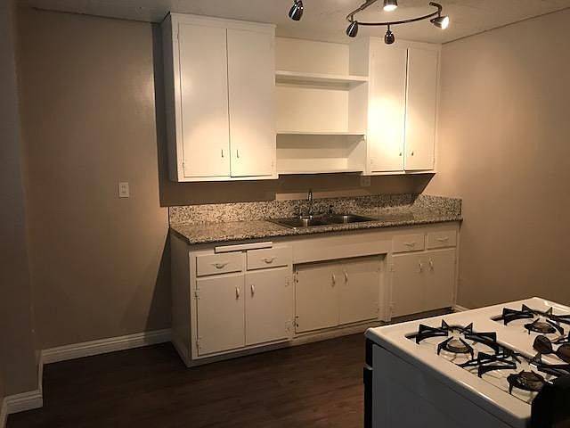 Granite Kitchen with stove included
