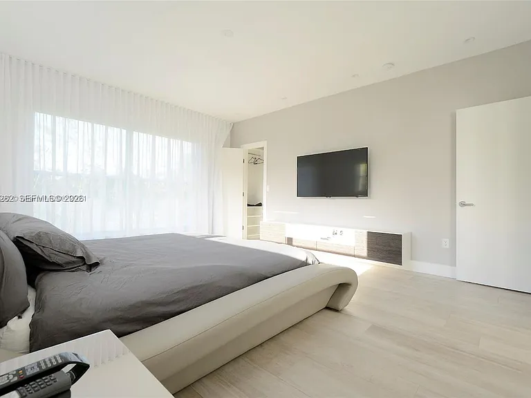 880 N Venetian Dr — Photo 15