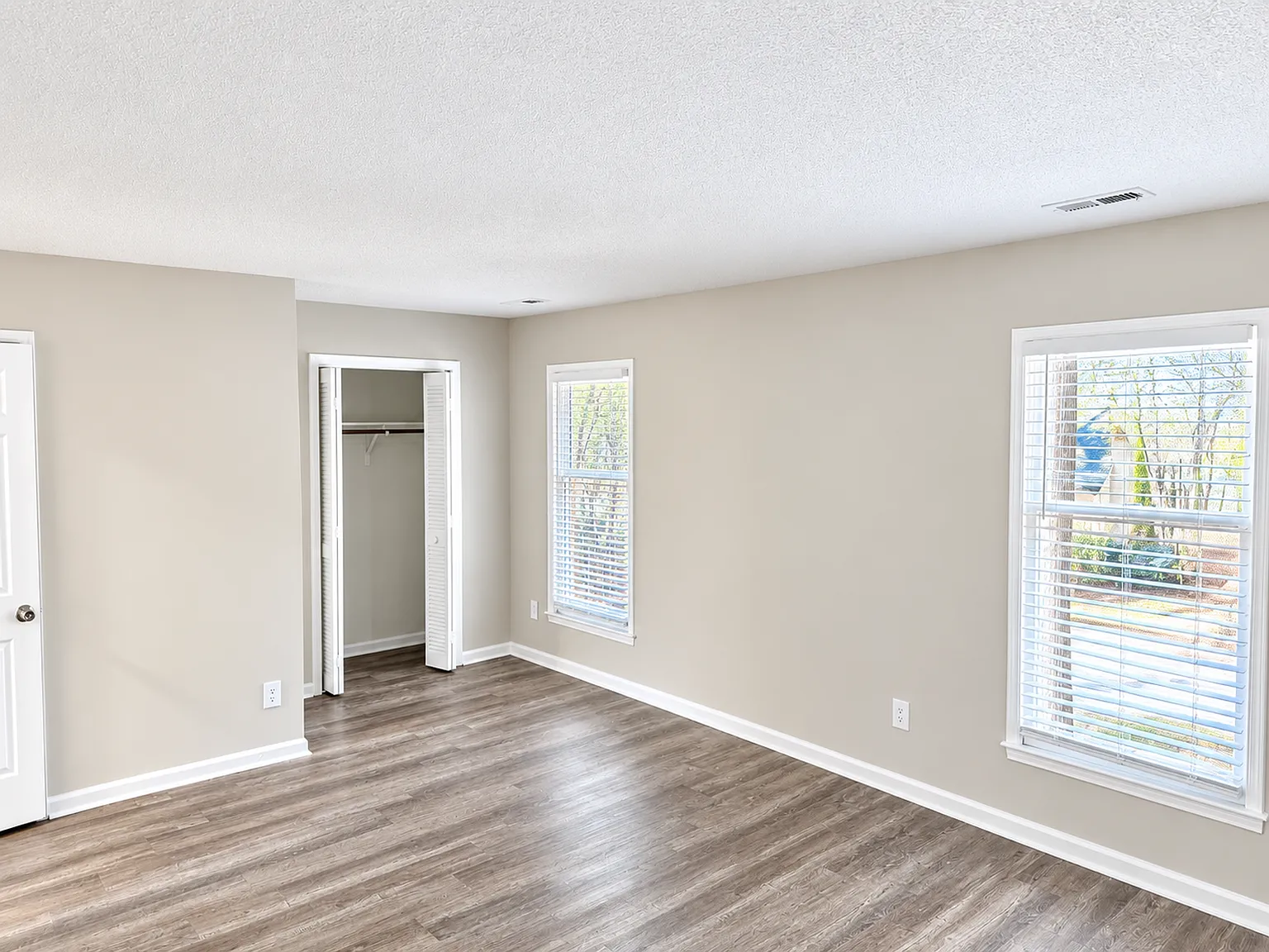 Stunning 2-bedroom, 2 -bathroom Apartment — Photo 4