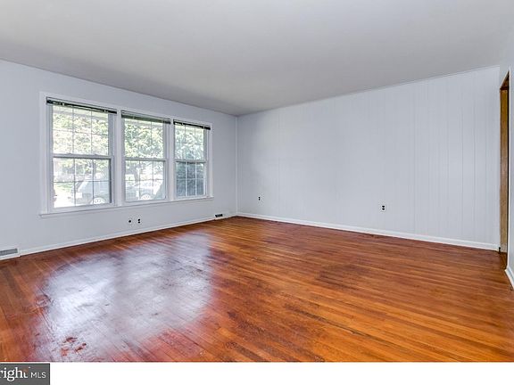 5th image of 728 W Birchtree Ln