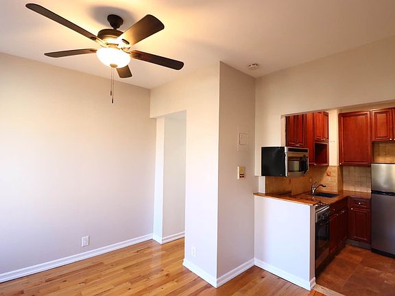 4th image of 81 Waverly Ave #1B