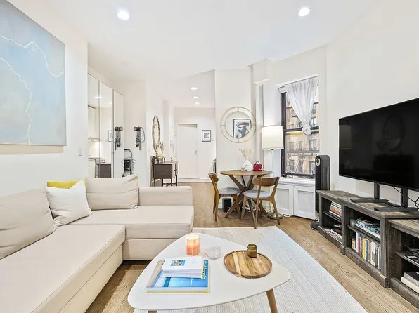 223 W 10th St APT 2A, New York, NY 10014