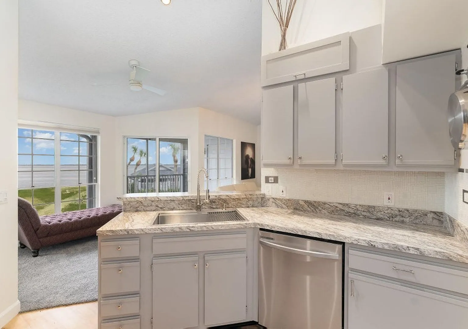 Waterfront condo — Photo 2