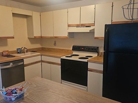 3rd image of 820 Putnam Blvd #49B