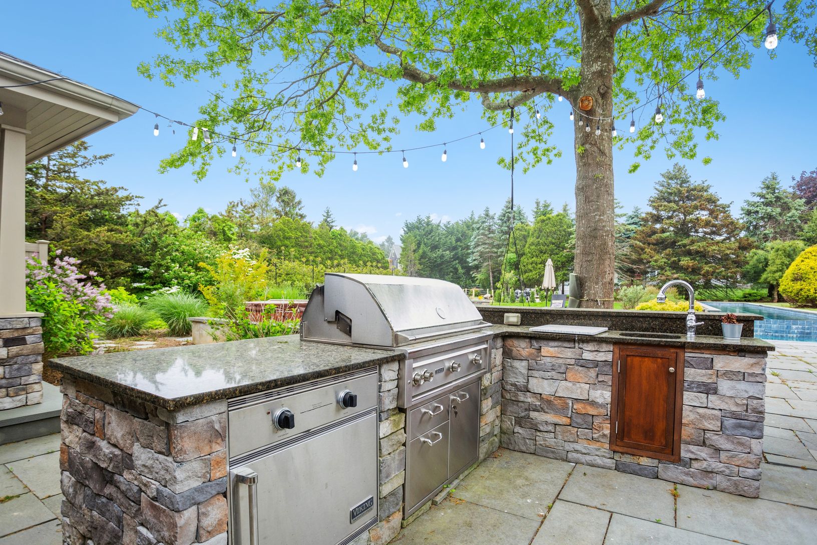  Outdoor grilling station