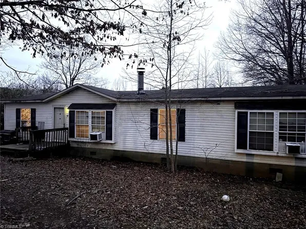 1202 Deerrun Dr, Randleman, NC 27317