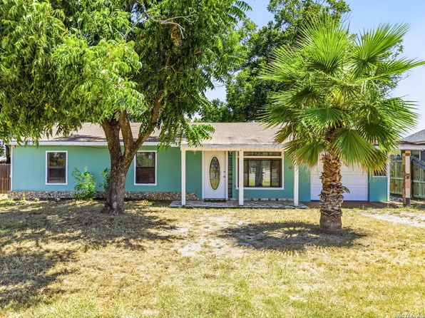 706 4th. St., Floresville, TX 78114