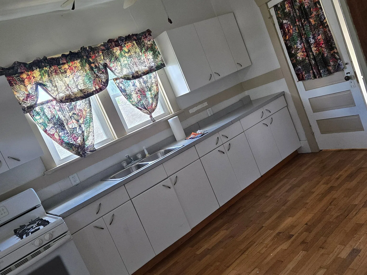 Cozy 2 Bed 1 Bath Home on Main St - Available 10/1 in Streator, IL — Photo 3