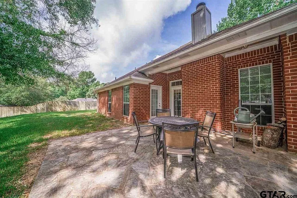 3 bed, 2093 sqft, $2,345 — Photo 3