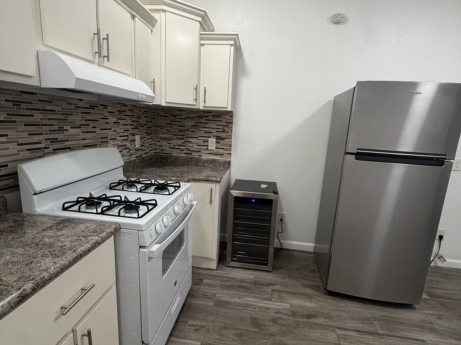 2 bed, 123 sqft, $1,600 — Photo 3