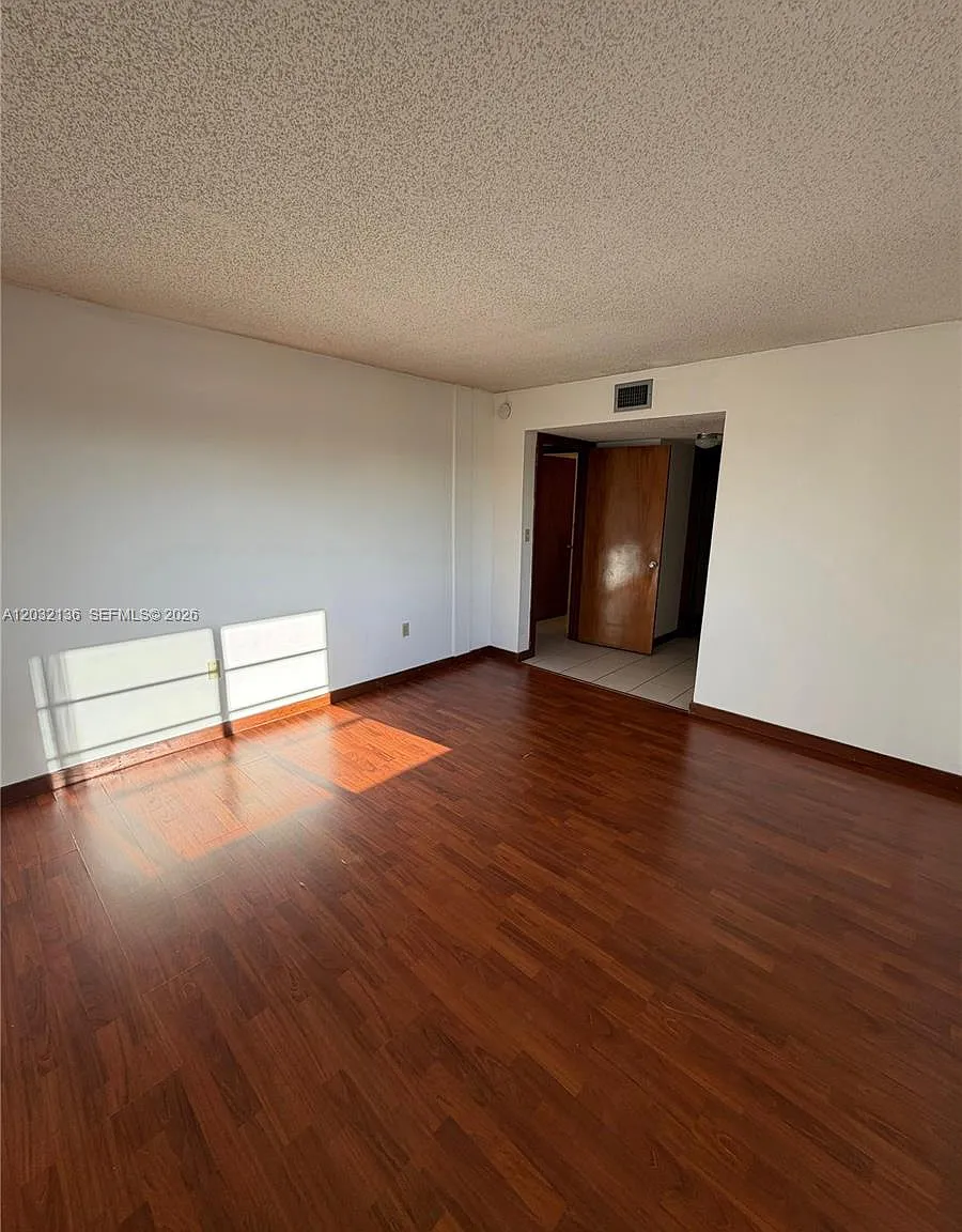 Expo I Condo — Photo 4