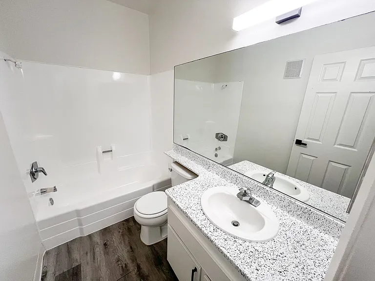 11018 Moorpark Apartments — Photo 36