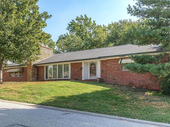 2nd image of 1112 Surrey Hills Dr