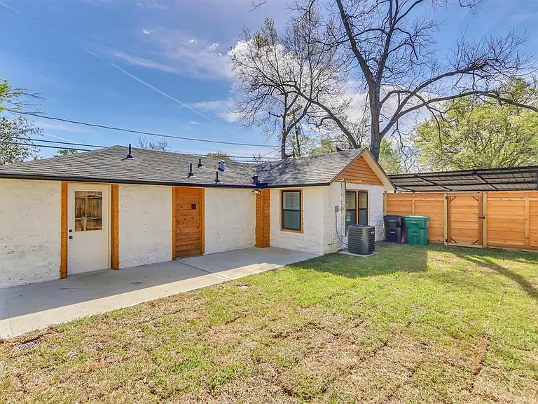 1852 Santa Rosa St — Photo 2