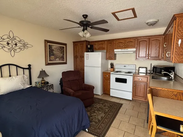 2226 E 8th St APT E, Joplin, MO 64801