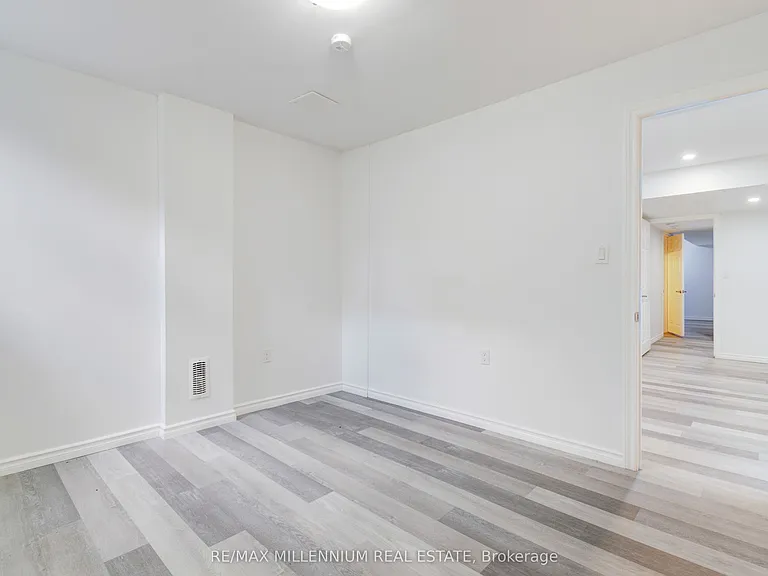 481 Bessborough Dr — Photo 25