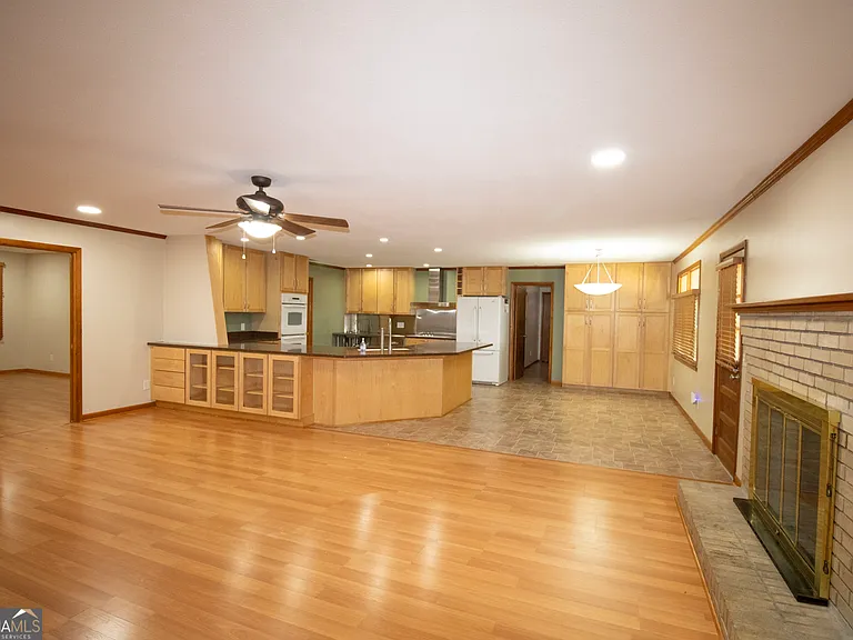 111 Ashley Ln — Photo 3