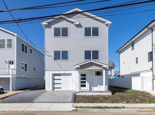 12 Pershing Pl, Island Park, NY 11558