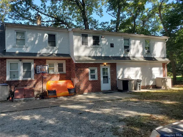 10 Sally Lane, Ridge, NY 11961