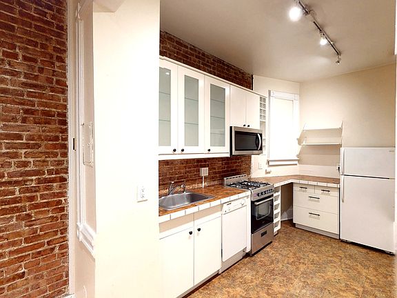 3rd image of 925 Willow Ave APT 1L