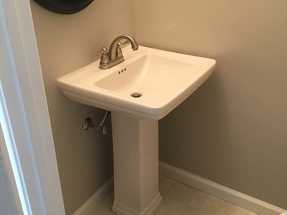 5th image of 119-32 Oakmont Dr