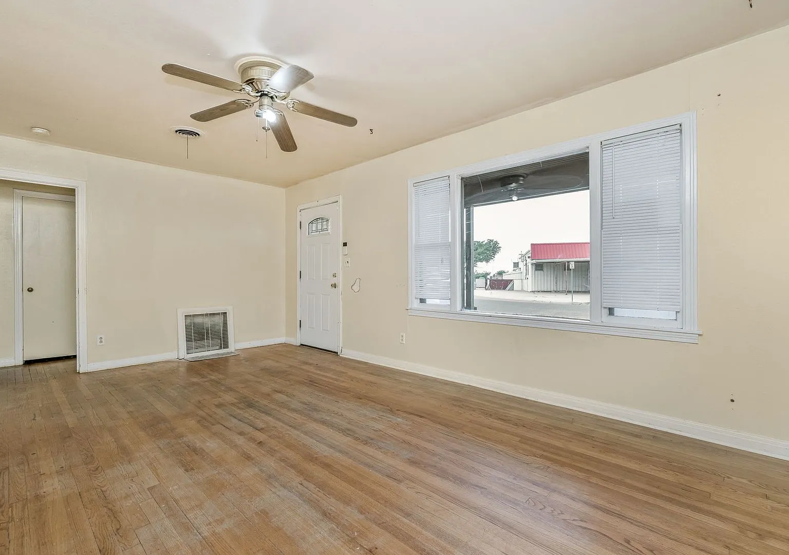 Charming 4-Bed, 2-Bath Home in Southlawn North 1 Block from Lamar Elementary! — Photo 3