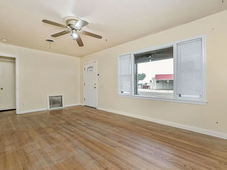 3609 S Travis St — Photo 3