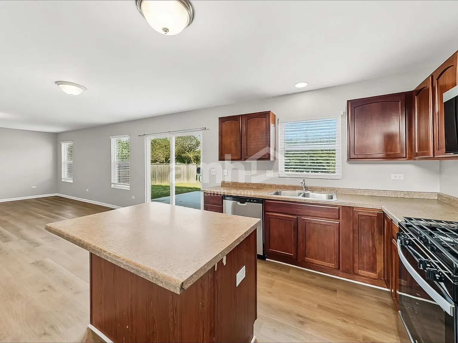 3 bed, 2.5 bath, 2512 sqft, $3,140 — Photo 3