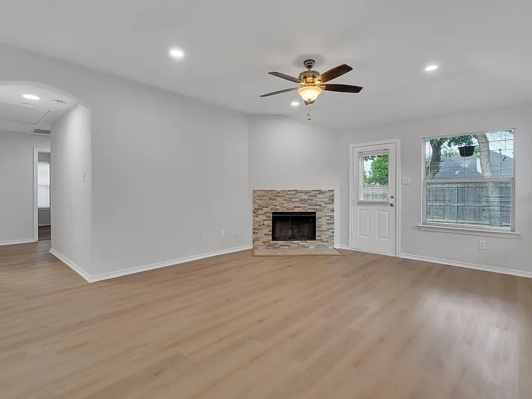 712 Riverhead Dr — Photo 17