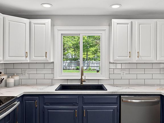 3rd image of 12 Sarah Lawrence Road